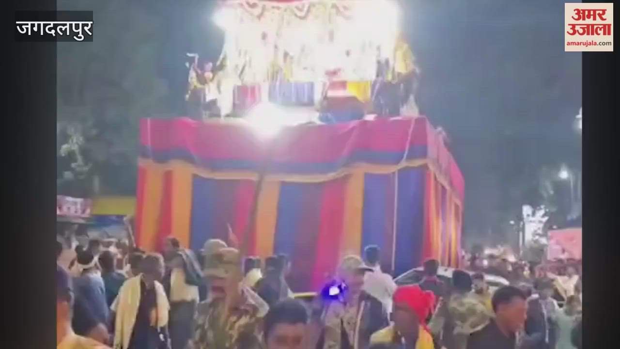 बस्तर दशहरा: रथ खिंचाई के दौरान कार से टक्कर, वीडियो हुआ वायरल