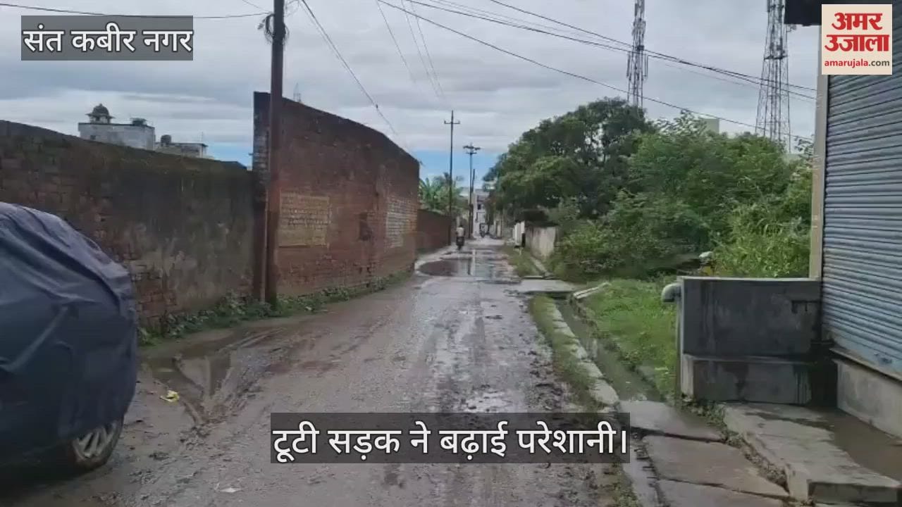 The people of Purvi Banjaria are facing a lot of problems due to the broken road.