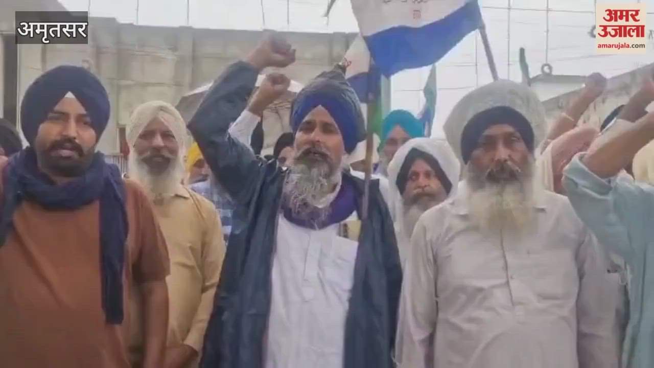 Farmers protest against Central and Punjab govt at Golden Gate of Amritsar