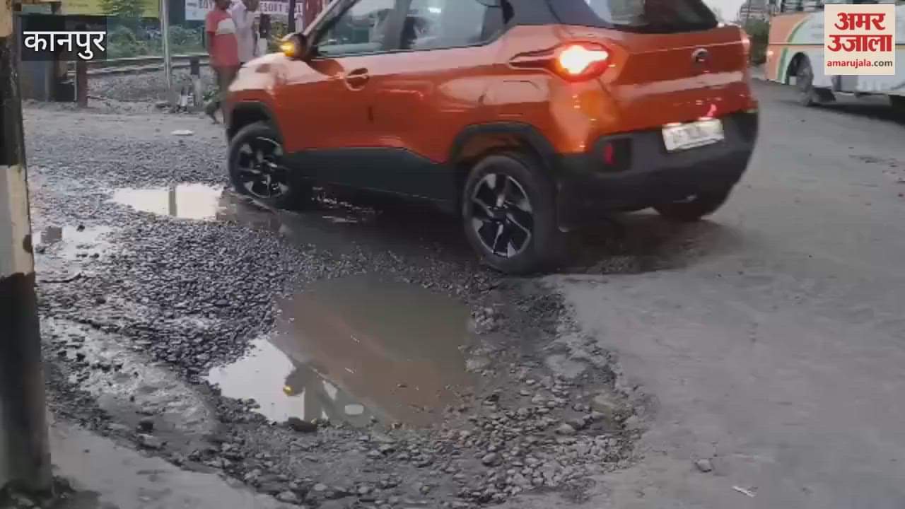 Pothole at GT Road Bagiya Crossing turn, risk of accident