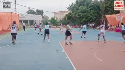 Meerut: Players displayed their strength in the state-level women basketball competition at Kailash Prakash Stadium