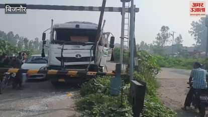 Bijnor: Container collides with pillar near railway over gauge gate
