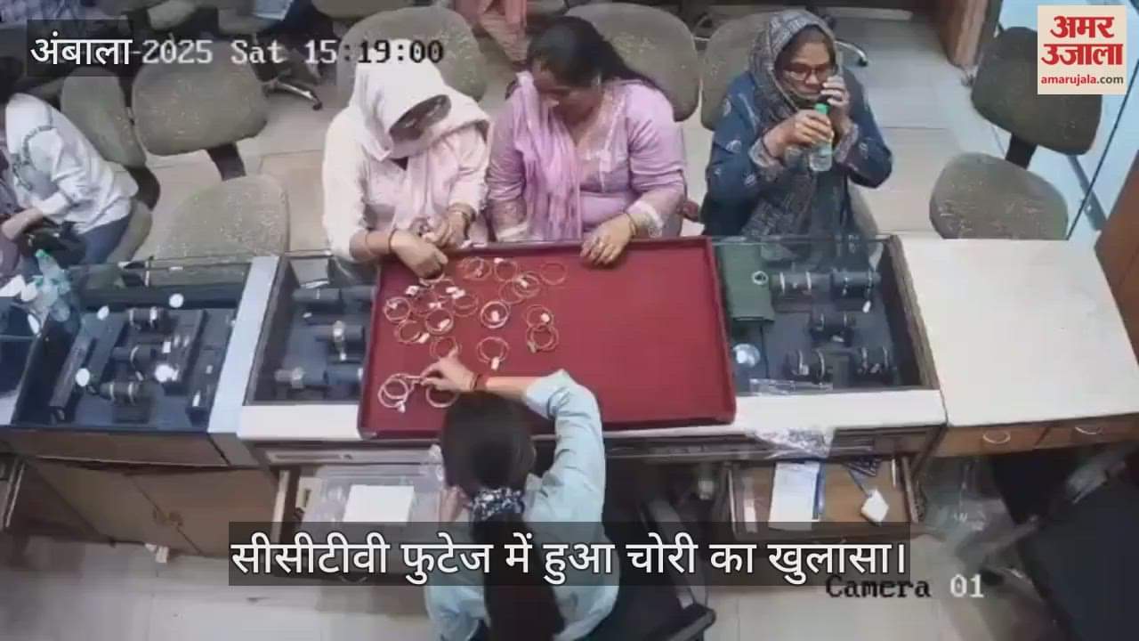 Three women stole two gold bracelets