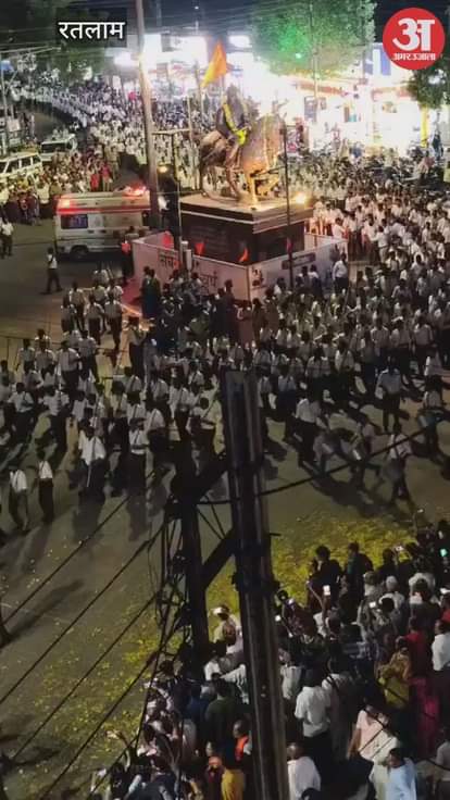The procession was carried out with discipline, welcomed by the Muslim community