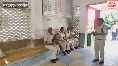 Anger expressed by raising slogans demanding stoppage of express trains at Kanina railway station in Mahendragarh