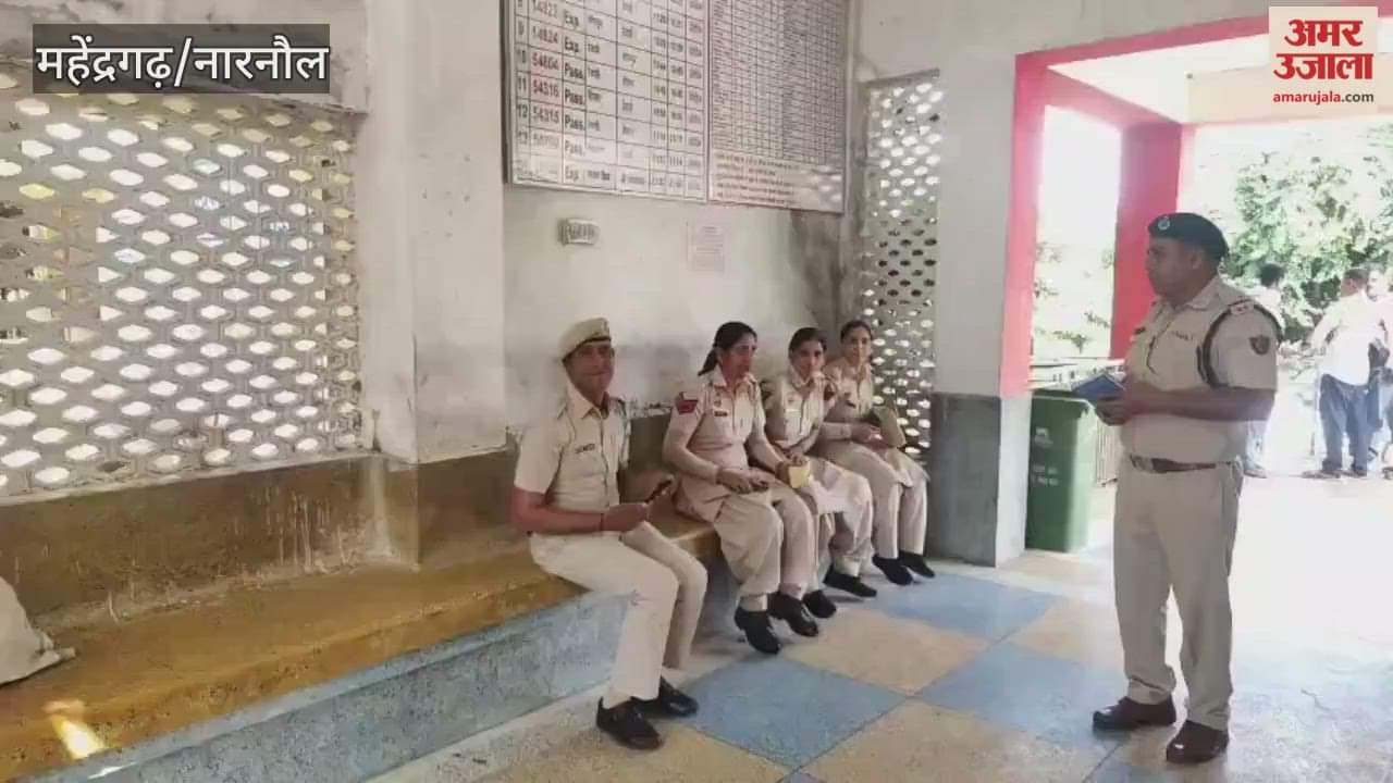 Anger expressed by raising slogans demanding stoppage of express trains at Kanina railway station in Mahendragarh