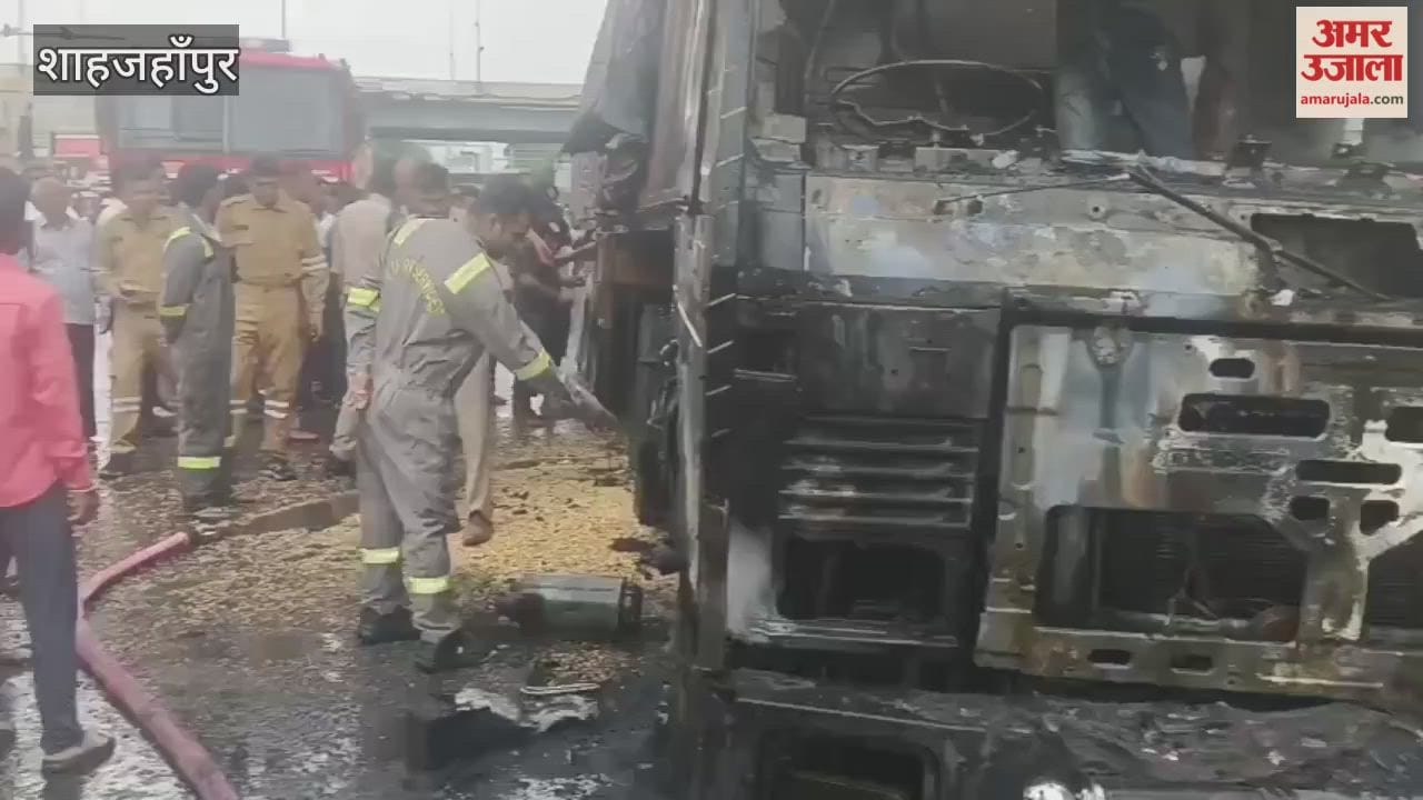 truck loaded with maize caught fire at Bareilly turn in Shahjahanpur