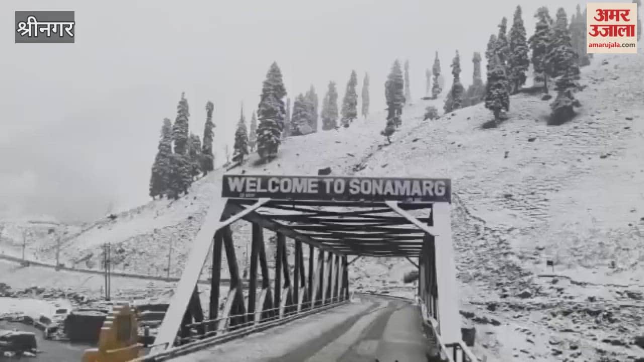 Tourist place Sonamarg received the season’s first snowfall.