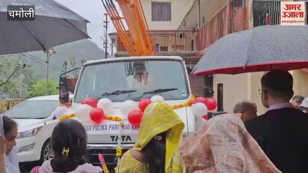 Karnaprayag DM inspected the landslide affected areas, flagged off the sky lifter