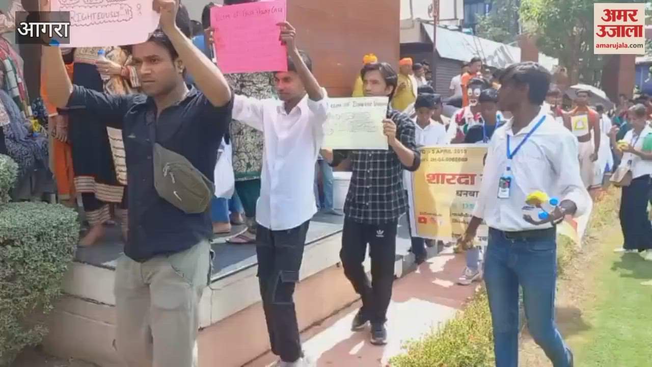 Artists from various states participated in Rang julus in Agra