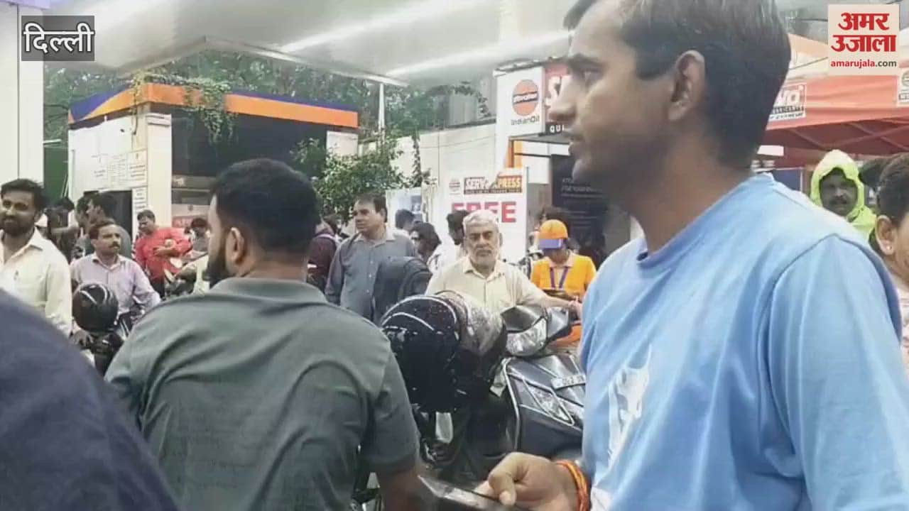 people stop at petrol pumps deu to rain in daryaganj