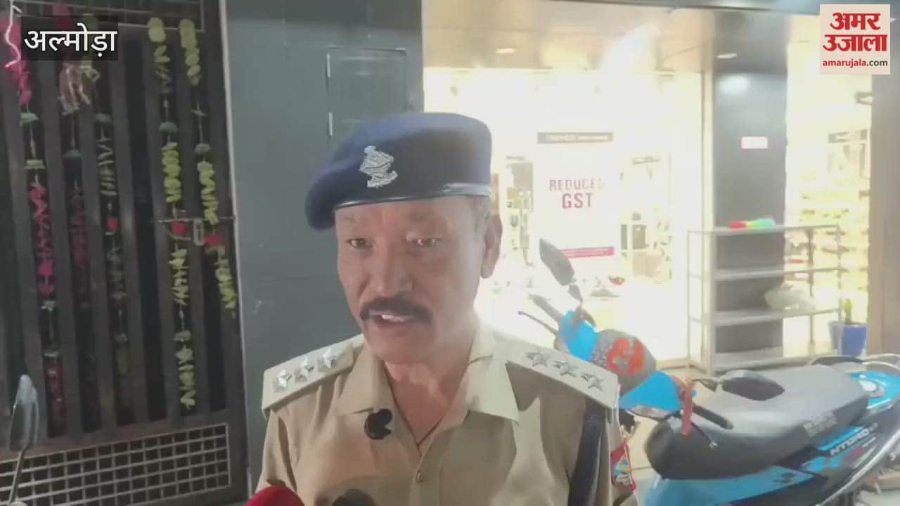 Two cars parked in the corporation parking lot for a long time caught fire in almora