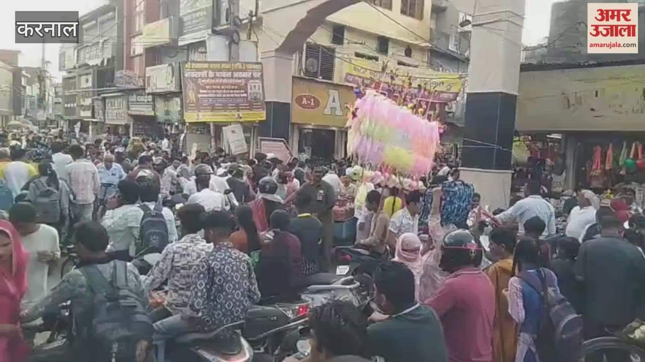Crowds gathered at Karan Gate and Sarafa Bazaar in Karnal on Karwa Chauth, with gold and silver jewellery in high demand.