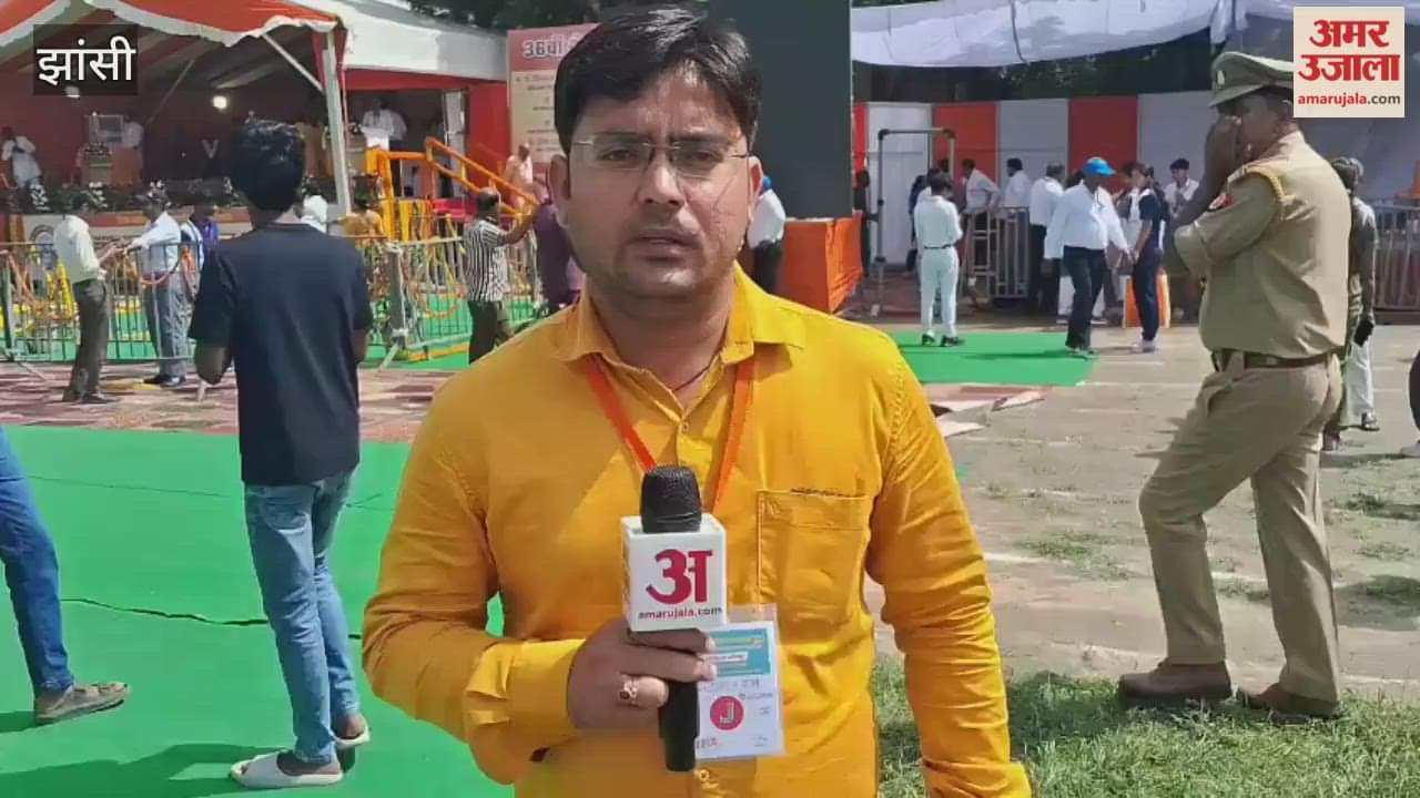 Jhansi: CM Yogi gave the gift of a mini stadium