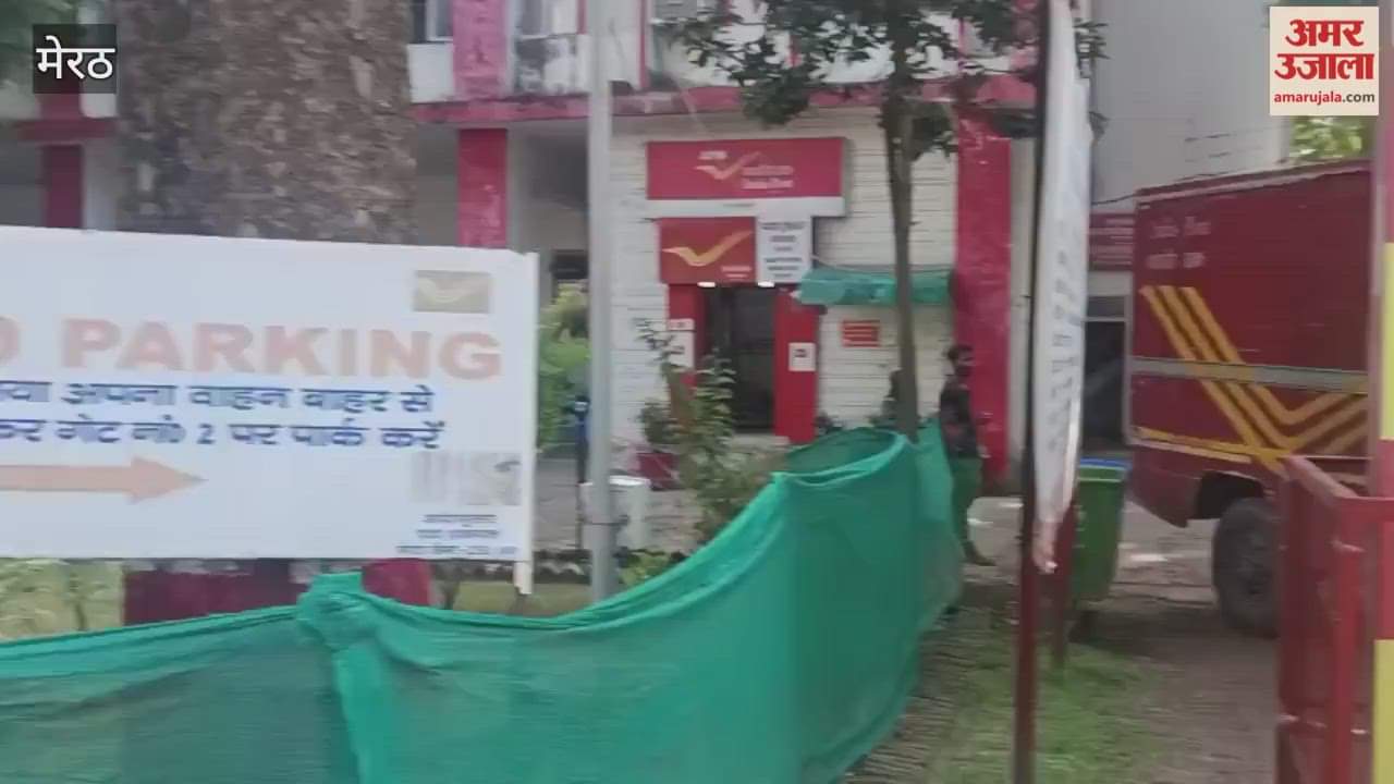 Vehicles Parked in No Parking Zone at Meerut Cantt Post Office, Delay Postal Work