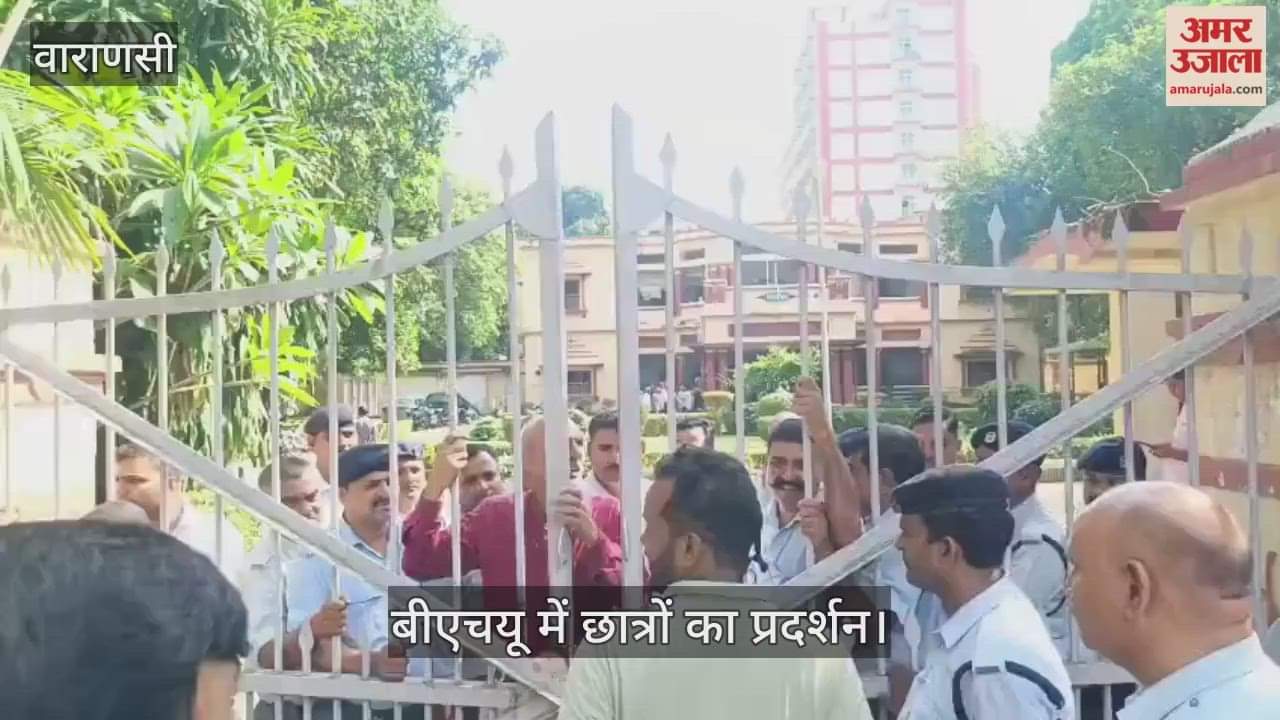 Students adamant on the demand to enter Holkar Bhawan of BHU