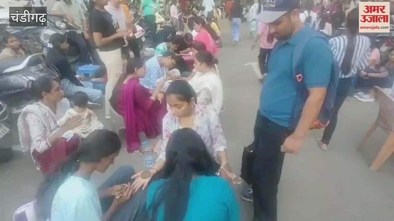 crowd in Chandigarh to get mehendi applied for Karva Chauth