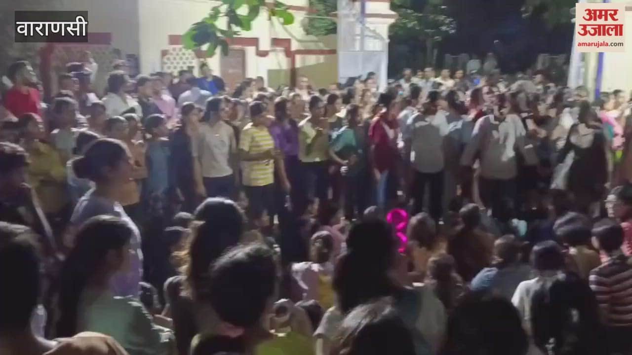 Friends protested over the death of student in bhu VIDEO