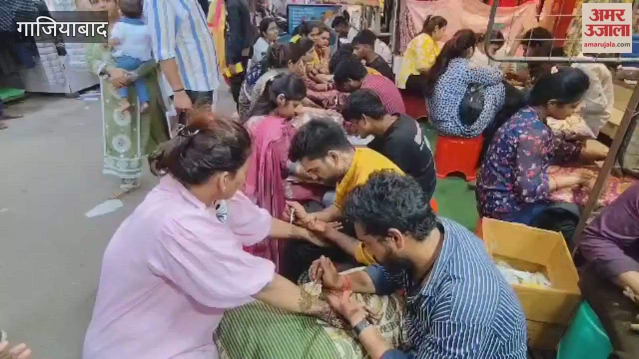 Karwa Chauth Women getting mehndi applied at Sitaram Bazaar