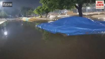Late night rain in Rohtak drenched nearly 6,000 quintals of paddy at the new grain market.