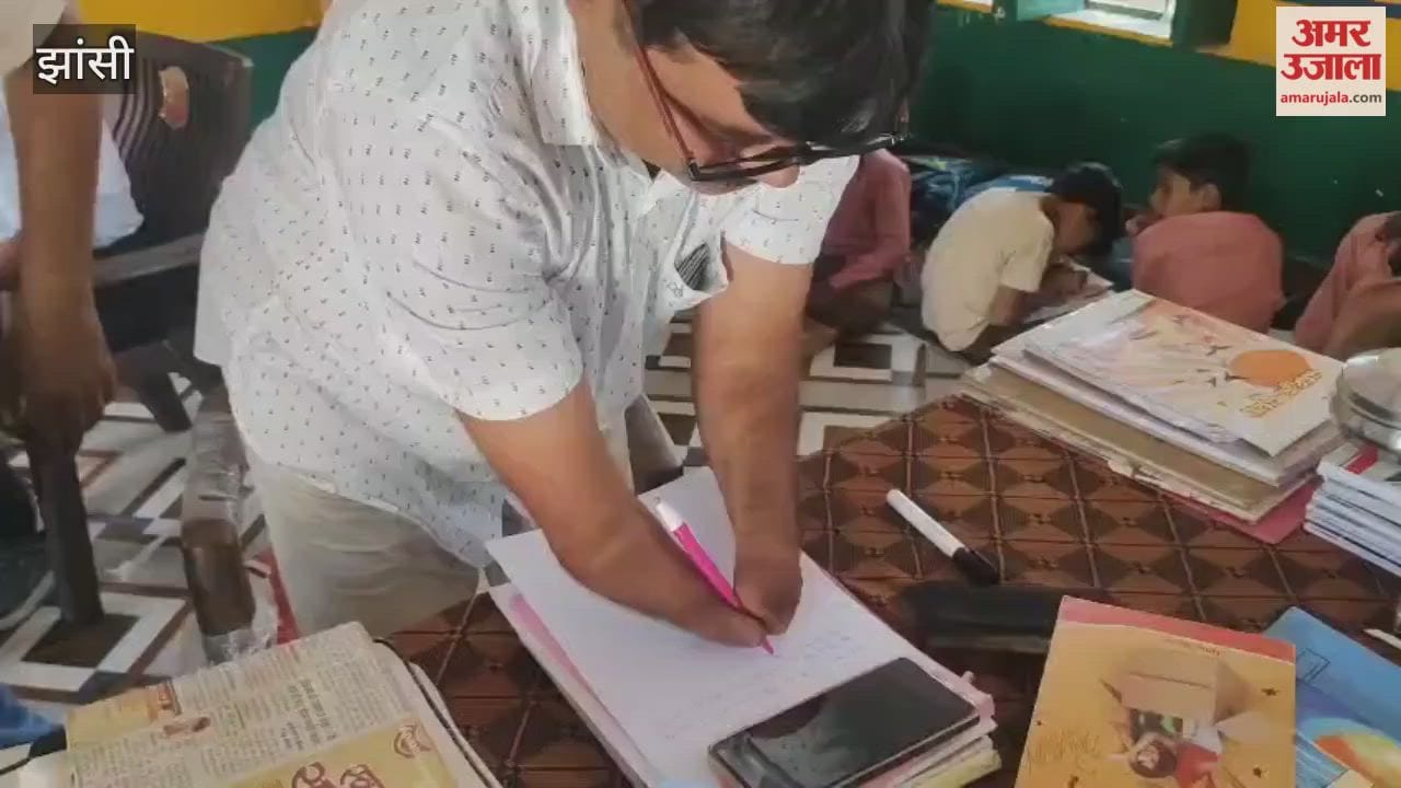 Video: This teacher has no palm, you will be stunned to see his writing
