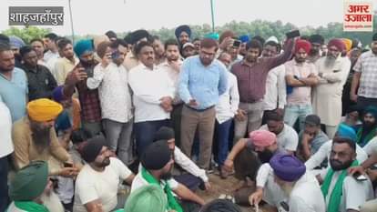 Farmers at the Puranpur border blocked the paddy shipment from Khutar