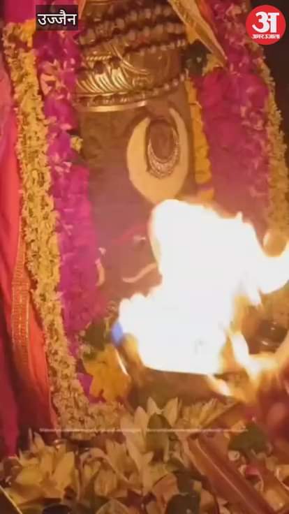 moon of Karwa Chauth seen on forehead of Baba Mahakal