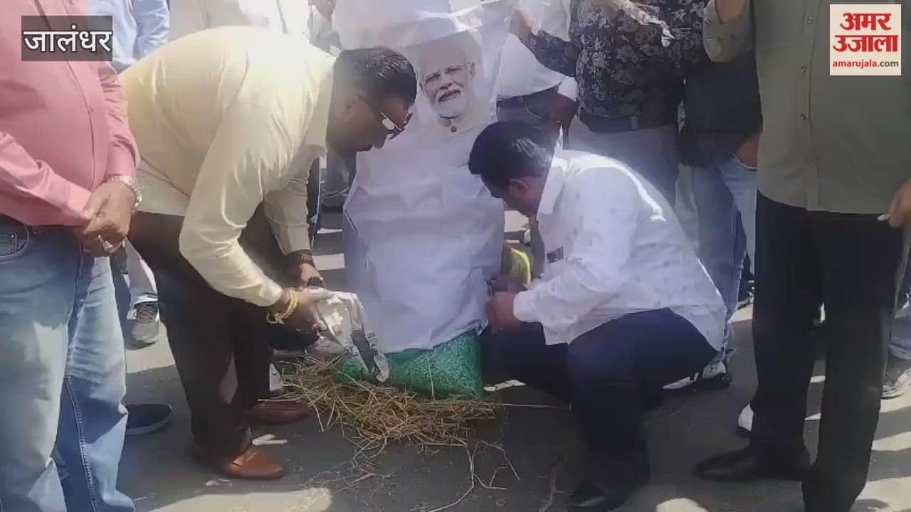 Sanitation workers burn PM's effigy in Jalandhar