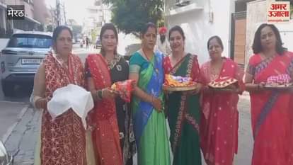 Meerut: Married women heard the story of Karva Chauth.