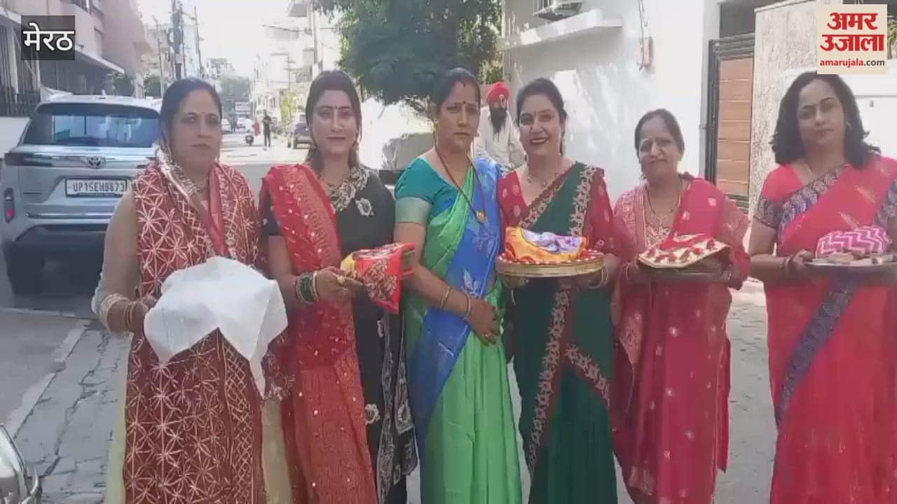 Meerut: Married women heard the story of Karva Chauth.
