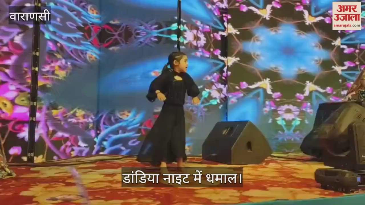 little girl gave wonderful performance in the Dandiya night in varanasi
