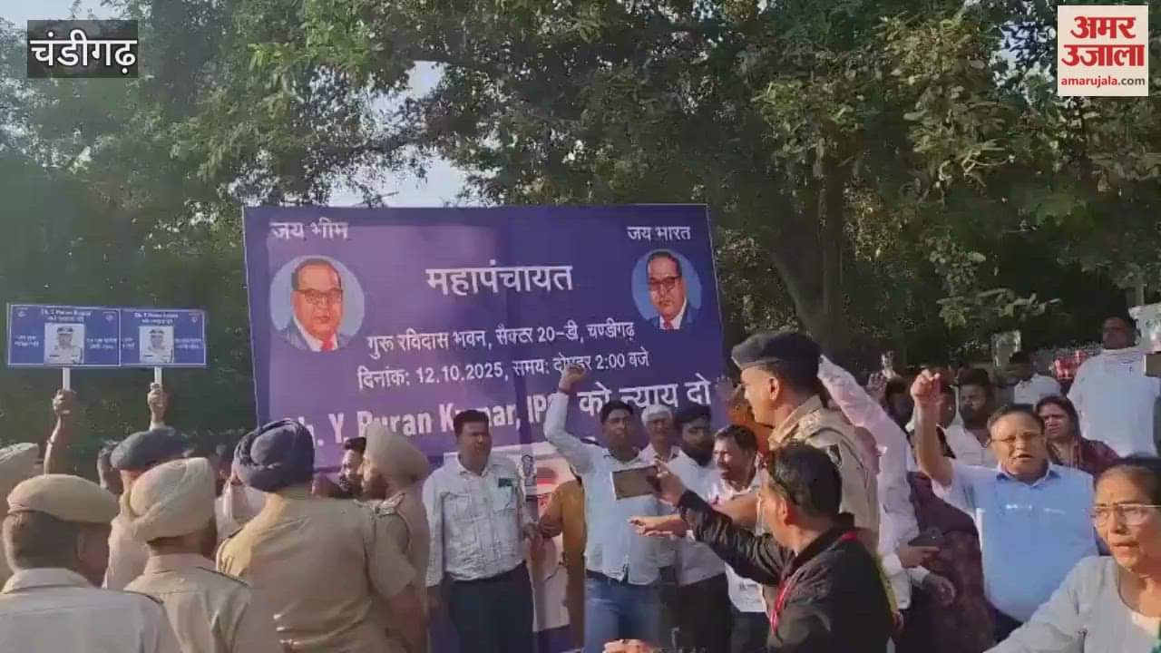 After the Mahapanchayat, people marched towards the Raj Bhavan stopped by the police