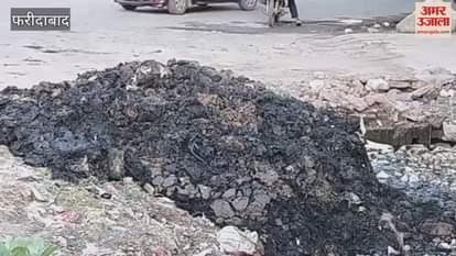 Mud spread in middle of road at Neelam Chowk Faridabad