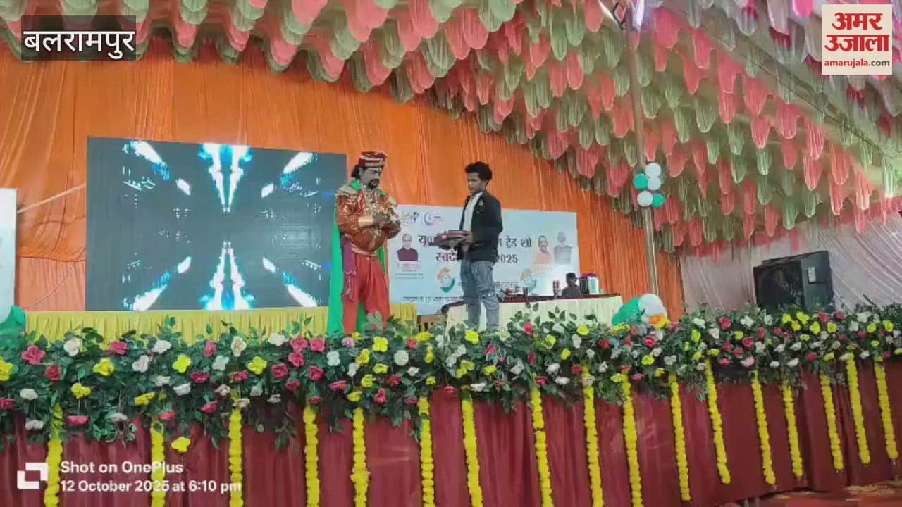 VIDEO: जादूगर का जादू देखकर गदगद हुए लोग, लोगों का खूब मनोरंजन किया