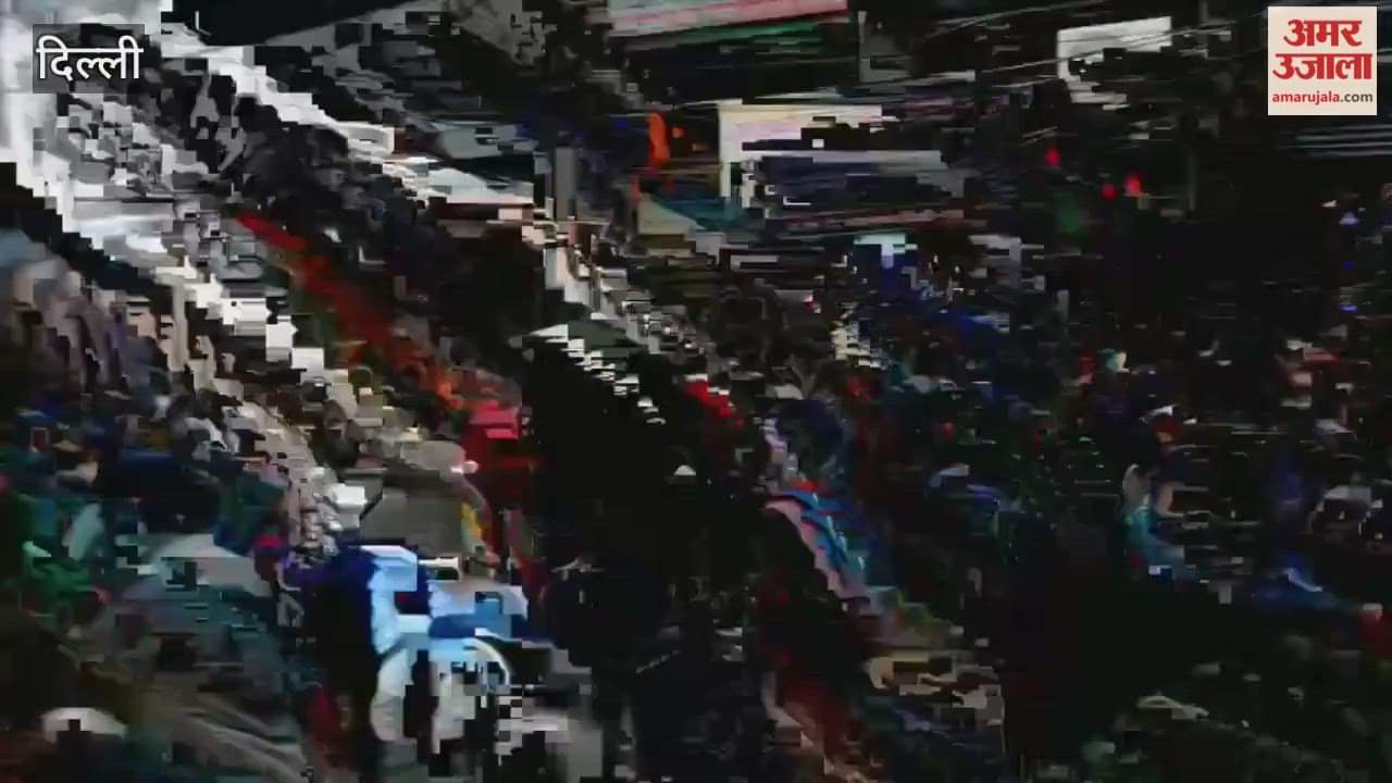 Crowds of people shop at Sadar Bazaar on occasion of Diwali in Delhi