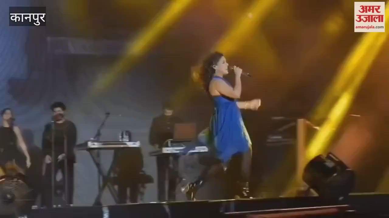 Bollywood Singer Sunidhi Chauhan Drives IITians Crazy