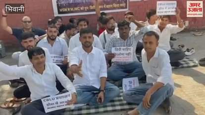 Students continue their protest in Bhiwani demanding conversion of diploma courses into degrees