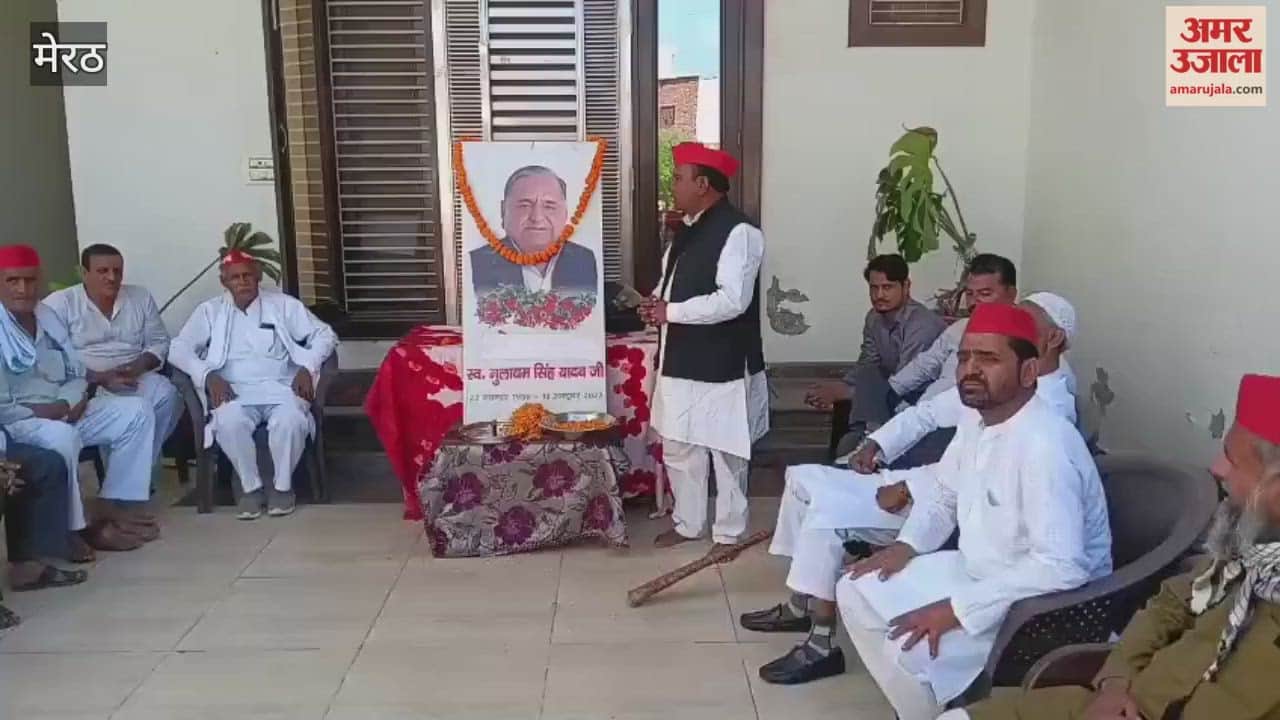 Meerut: Celebrated the birth anniversary of Mulayam Singh Yadav.