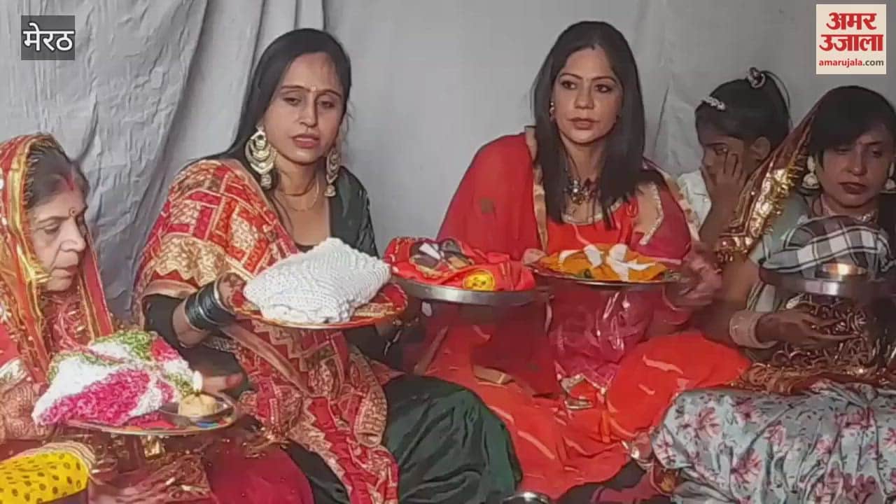 Meerut: Women sang Karva Chauth songs