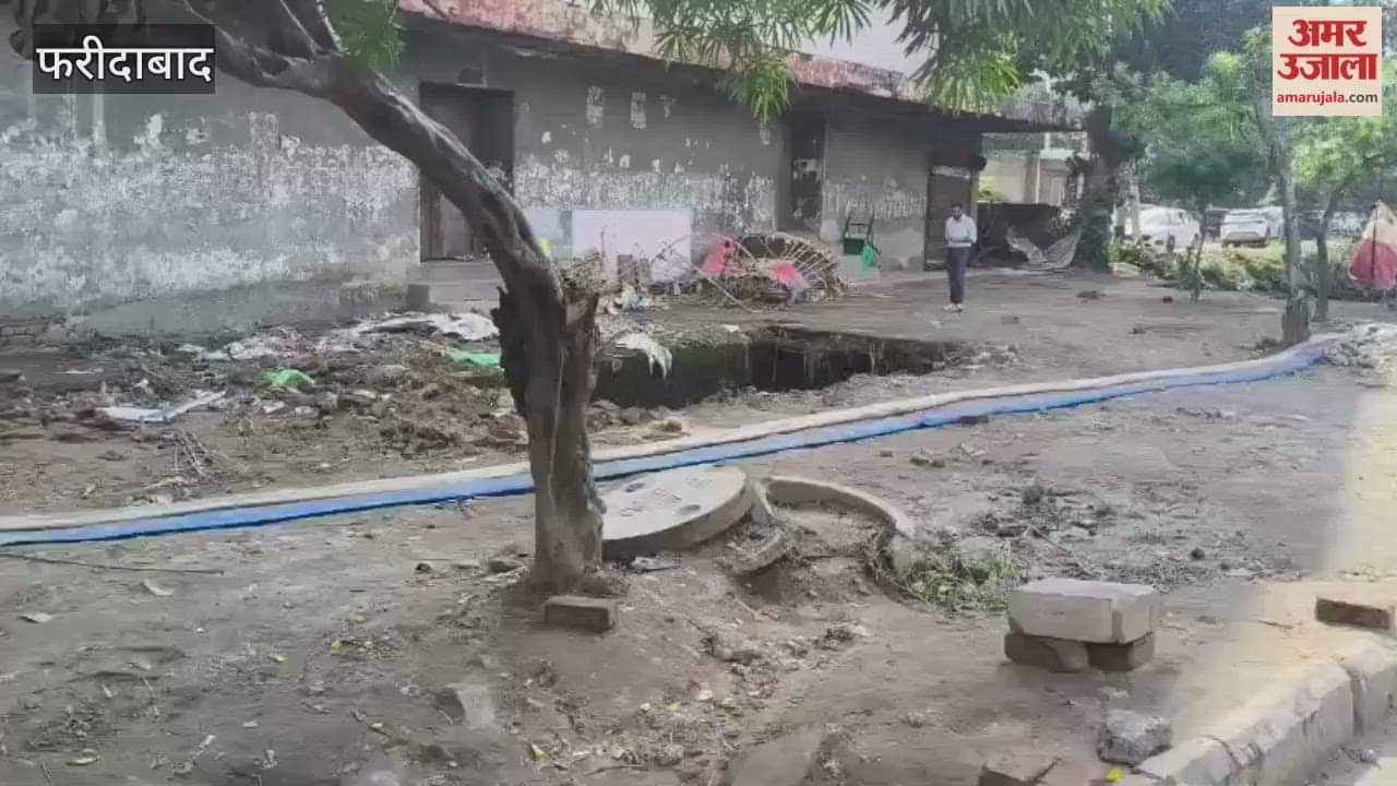A huge pothole near Neelam Chowk in Faridabad, an accident could happen any time