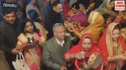 Karwa Chauth 2025 Hundreds of women visited the ridge to see the moon and broke their fast by drinking water from their husbands