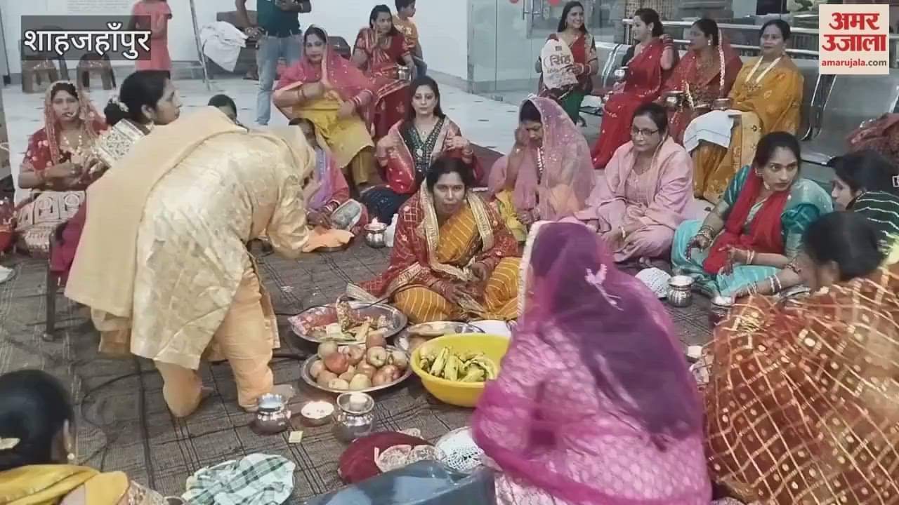 women prayed and wished for eternal happiness on karva Chauth in Shahjahanpur
