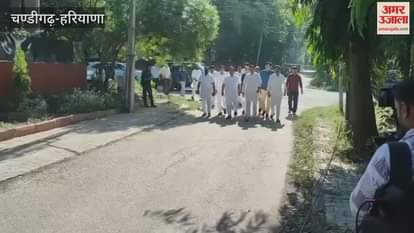 Minister Krishna Bedi and Congress MP Randeep Surjewala reached the house of Amneet P Kumar.