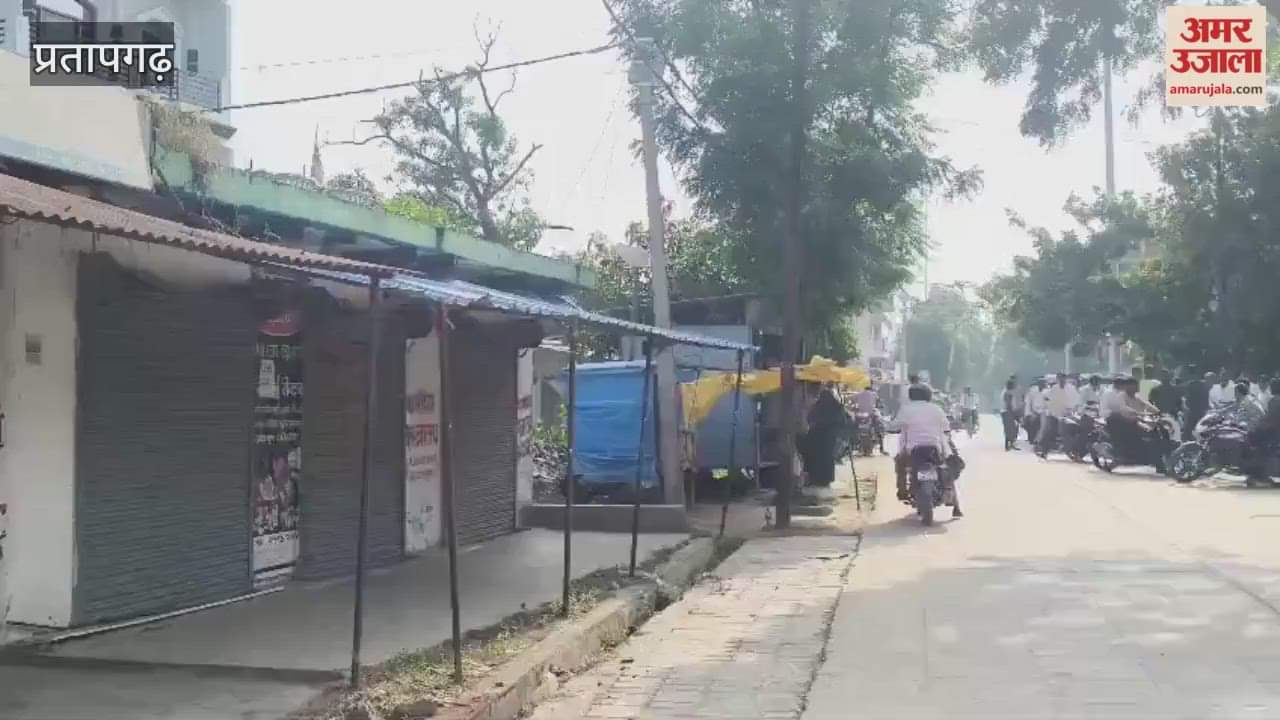 Shops remained closed in protest against anarchy and bullying, traders gathered at the police station.