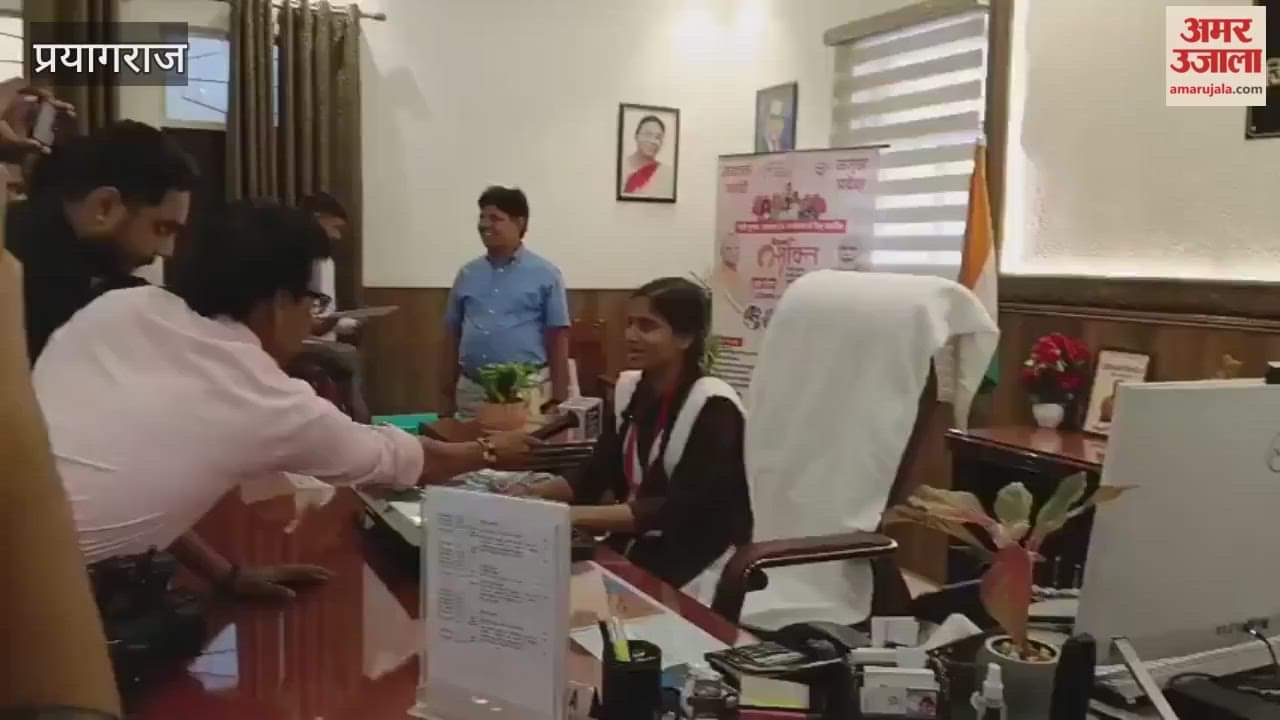 UP Board topper Mehak Jaiswal became District Magistrate for a day, listened to public problems