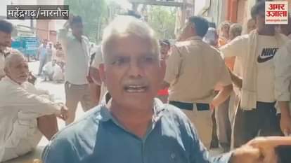 Farmers clashed over fertilizer in Mahendragarh, police had to be called on the spot.