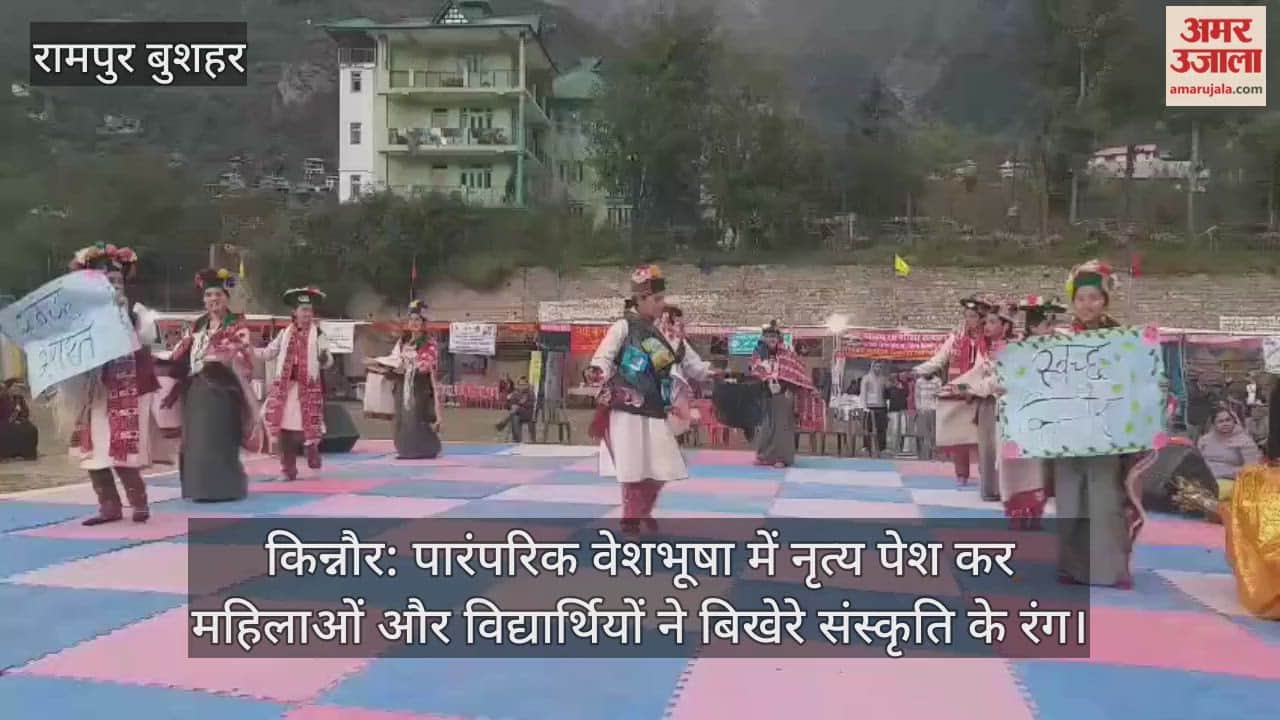 Women and students spread the colors of culture by presenting dance in traditional costumes.