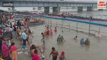 Devotees earned merit by bathing in the Ganges