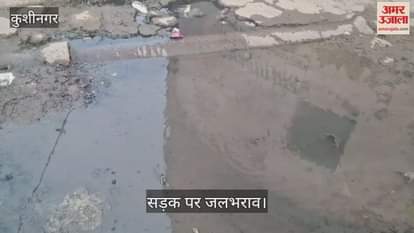Leakage in the water pipe, waterlogging on the road
