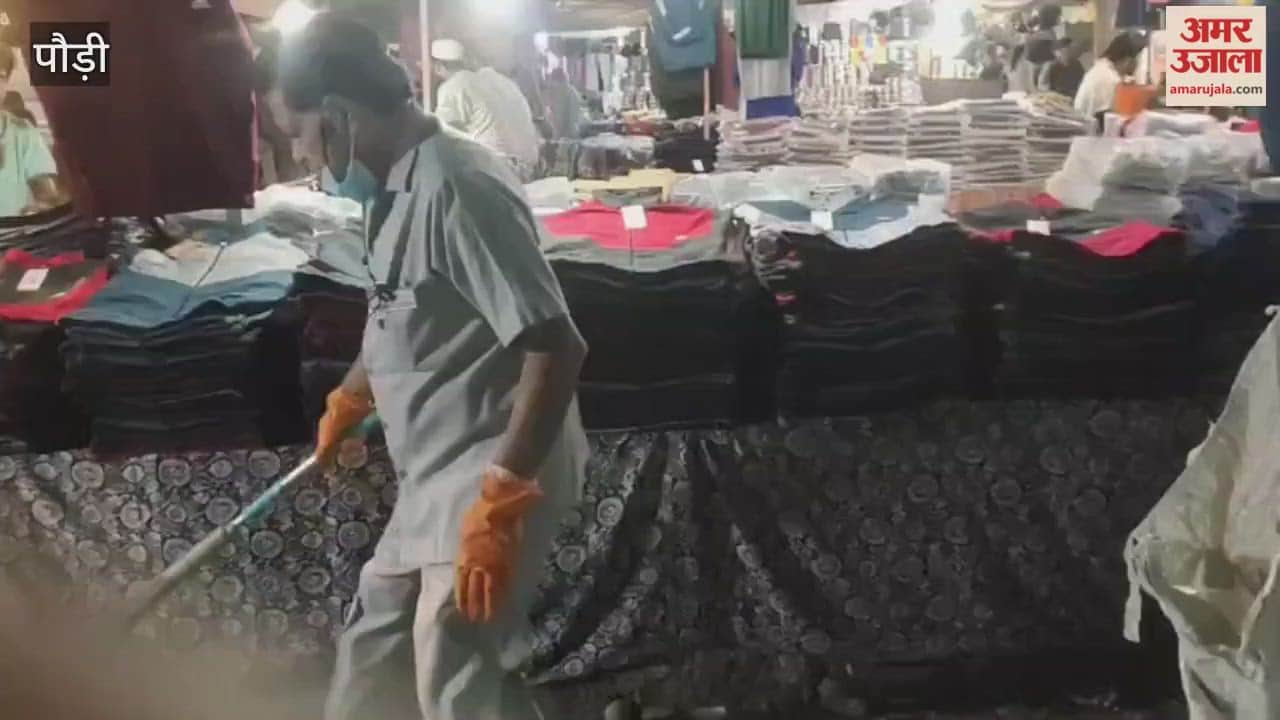 Srinagar Cleanliness brand ambassador Dr. BP Naithani is making people aware in the cooperative fair